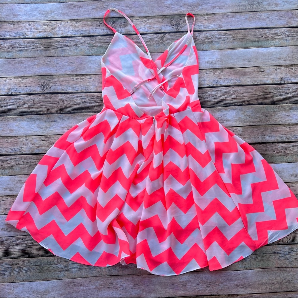 Windsor V Neck dress White and Neon Pink Sz M - Picture 6 of 6